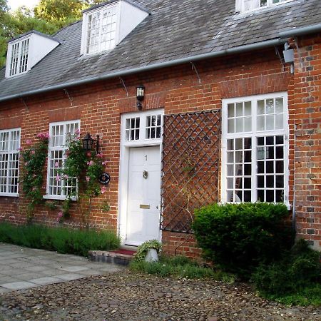 The Courtyard Bed and Breakfast Newmarket  Esterno foto